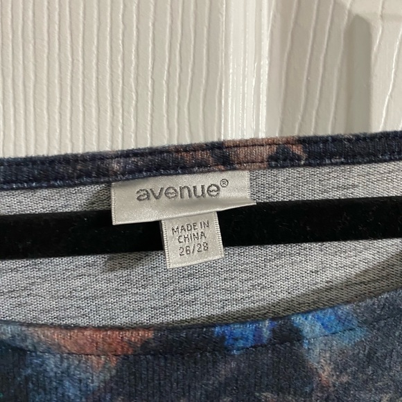 Avenue NWT women’s plus size 26/28 long sleeve top with shark bite hem - Picture 2 of 5